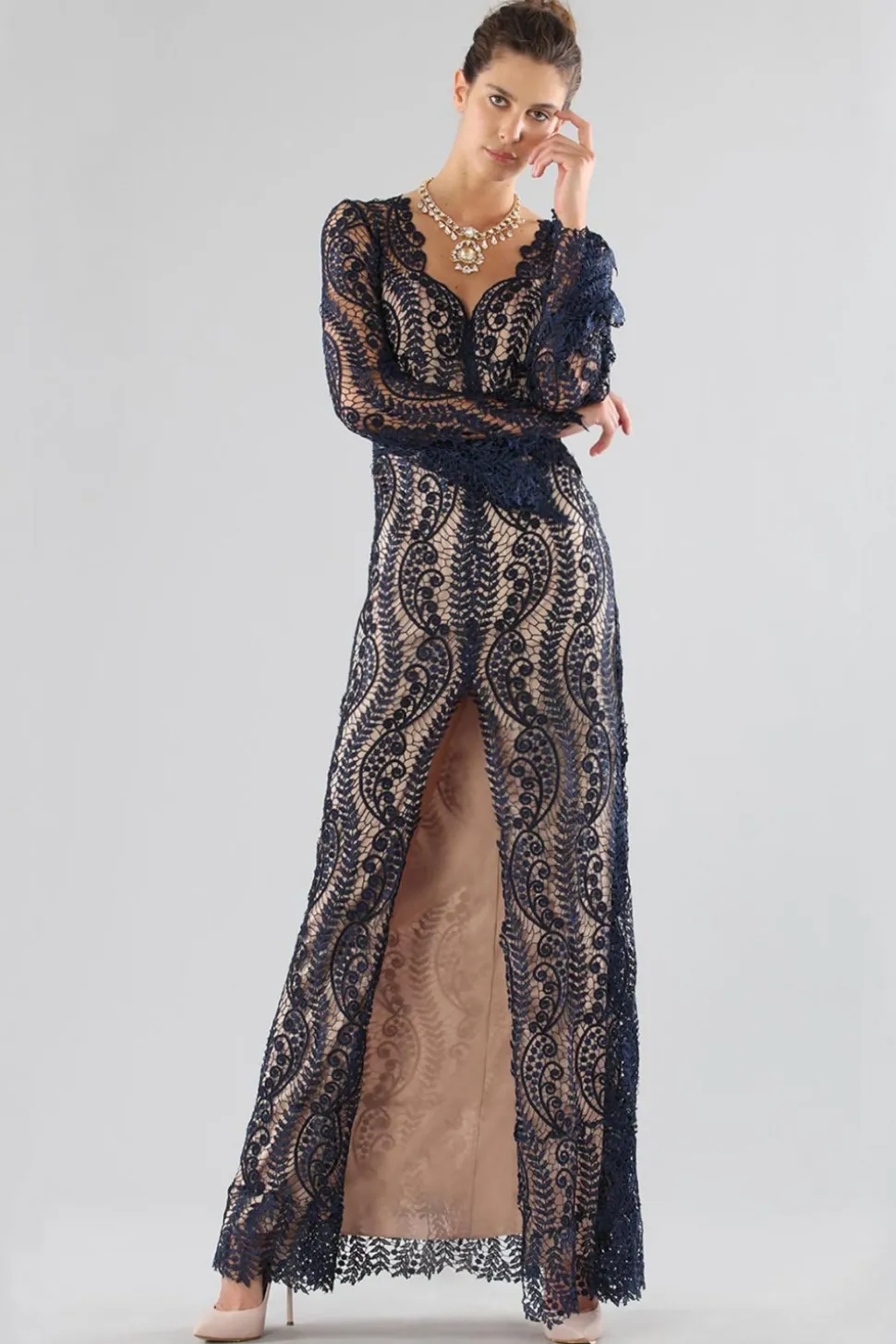 Abito blu in pizzo con spacco frontale