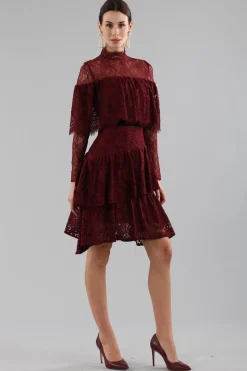 Abito corto burgundy con balze e maniche a mantella