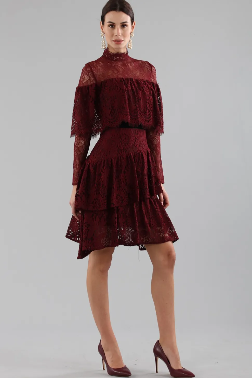 Abito corto burgundy con balze e maniche a mantella