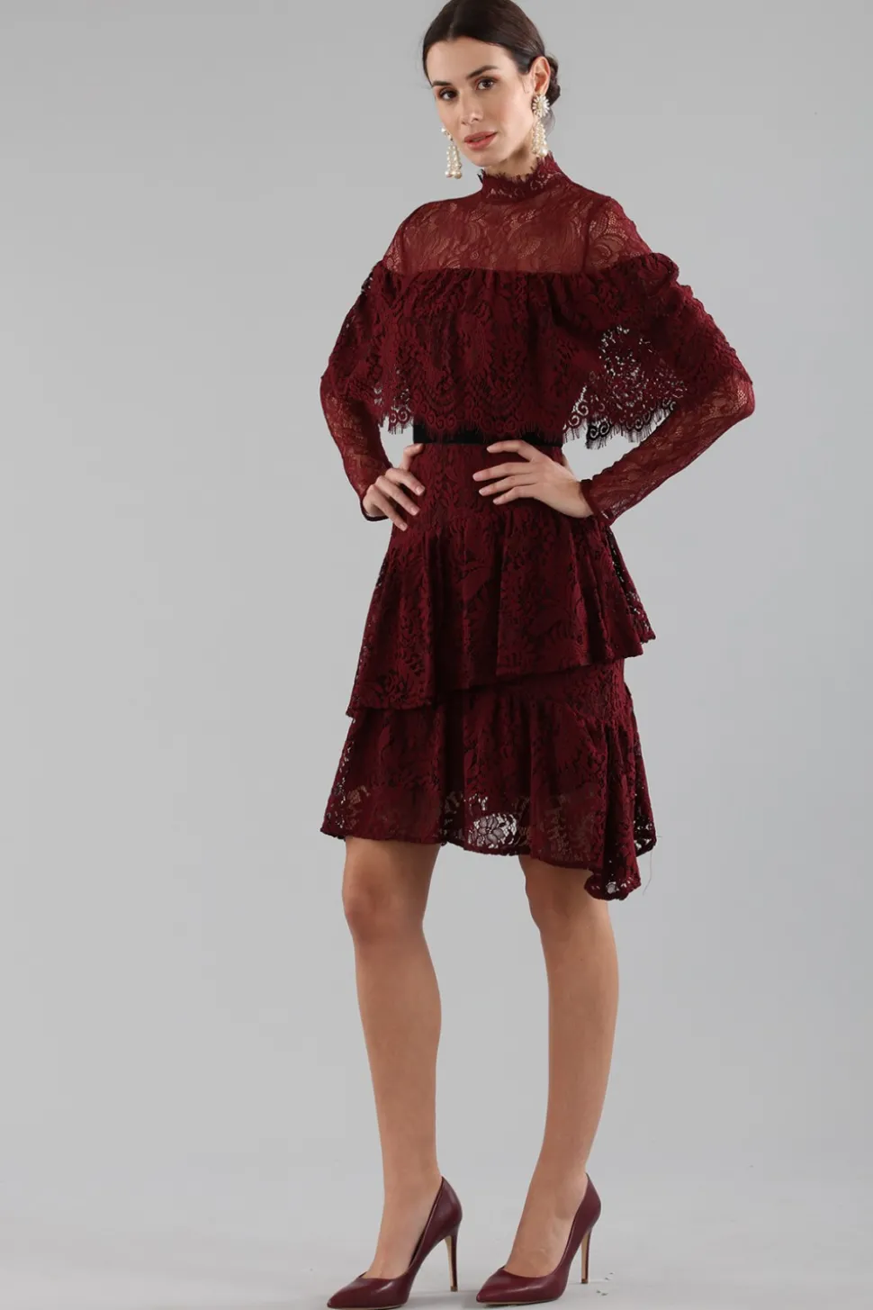 Abito corto burgundy con balze e maniche a mantella