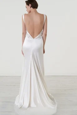 Abito da sposa con cintura di pietre