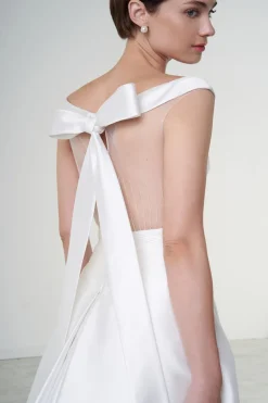 Abito da sposa off shoulder con fascia in vita
