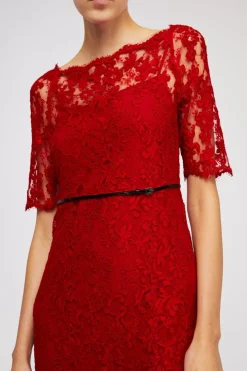 Abito in pizzo rosso
