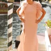 Abito lungo rosa con piume