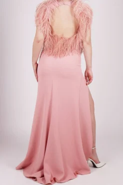 Abito lungo rosa con piume