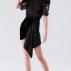 Abito nero con paillettes e spacco laterale