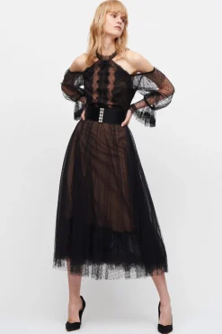 Abito off shoulder in micro-plumetis
