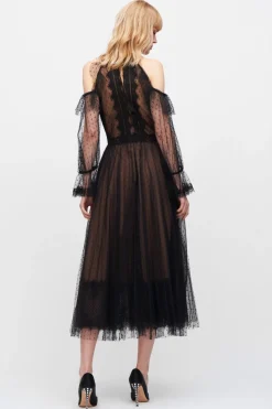 Abito off shoulder in micro-plumetis