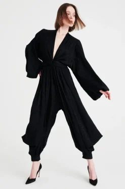 Jumpsuit morbida con scollo profondo